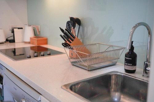 Trendy Modern 2bd Apartment Close To Beach & City