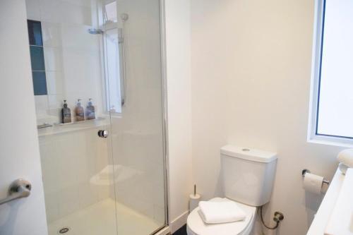 Trendy Modern 2bd Apartment Close To Beach & City