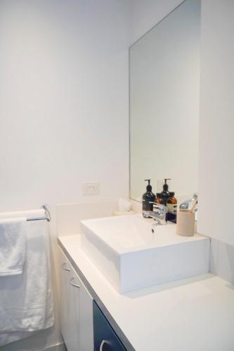 Trendy Modern 2bd Apartment Close To Beach & City