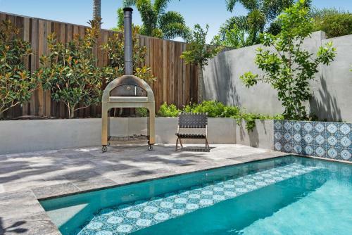Gorgeous Sun-soaked Family Getaway With Pool