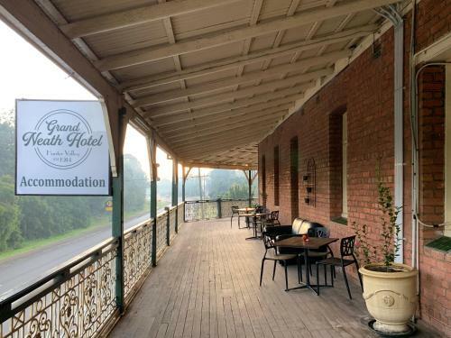 Grand Neath Hotel