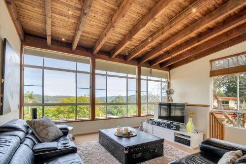 Stylish & Relaxed Lake Home // Narrabeen