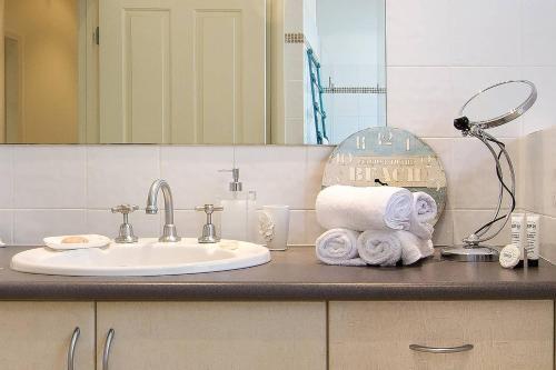 Stylish & Relaxed Lake Home // Narrabeen