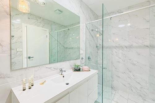Beautiful Duplex // 3 Min To Beach