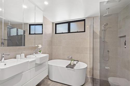 Luxe Home, Lift, Pool, Right In Town