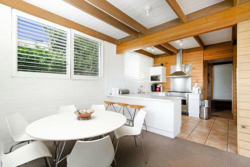 Waterfront On Witta Circle