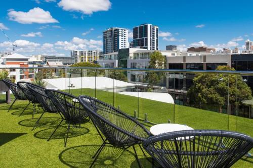 Restful Room In The City With Rooftop Terrace