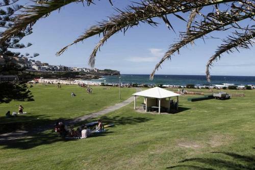 Apartamento Modern Bronte Apt. W/ Ocean Views, Just Minutes Walk To Beach!