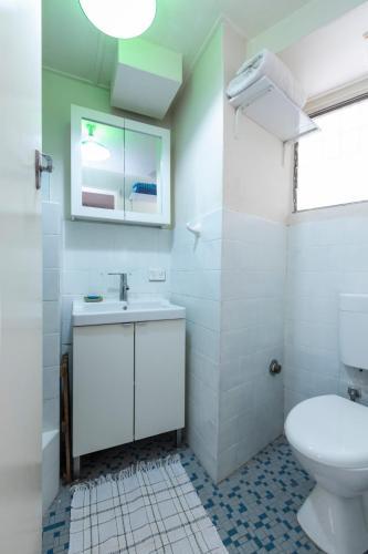 Apartamento Sunlit Studio In The Trees, Walk To The Beach