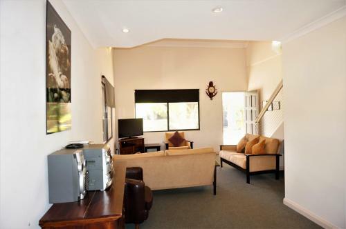 Ningaloo Breeze Villa 3 - 3 Bedroom Fully Self-contained Holiday Accommodation