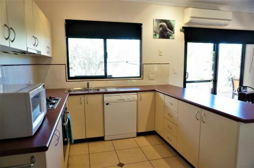Ningaloo Breeze Villa 3 - 3 Bedroom Fully Self-contained Holiday Accommodation