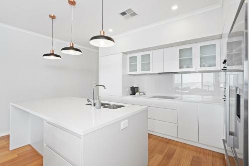 Wanda Waterfront Retreat - Beautiful Beach House
