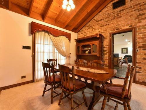 Wine Country Homestead 4-6br House