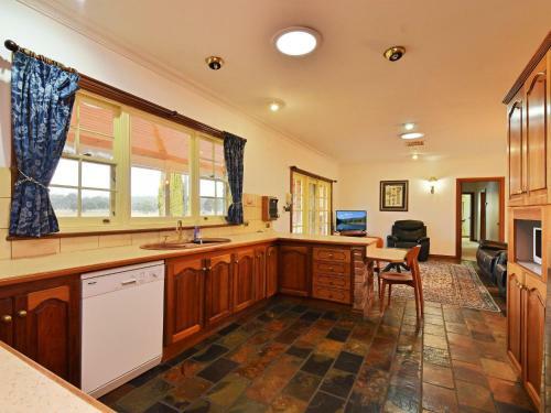 Wine Country Homestead 4-6br House