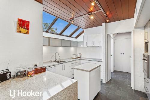 Wanda Waterview - Tranquil Treetop Surrounds