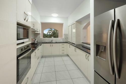 Bella Azure Two Bedroom Two Bathroom Spacious Ocean-view Apartment With Golf Buggy