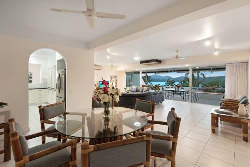Bella Azure Two Bedroom Two Bathroom Spacious Ocean-view Apartment With Golf Buggy