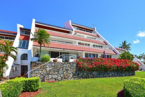 Bella Azure Two Bedroom Two Bathroom Spacious Ocean-view Apartment With Golf Buggy