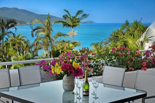 Bella Azure Two Bedroom Two Bathroom Spacious Ocean-view Apartment With Golf Buggy