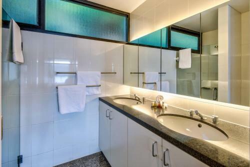 Waves 5 Luxury 3 Bedroom Breathtaking Ocean Views Central Location