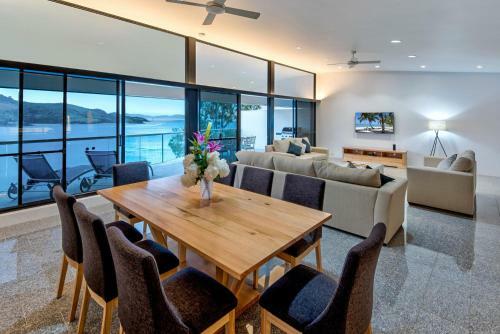 Waves 5 Luxury 3 Bedroom Breathtaking Ocean Views Central Location