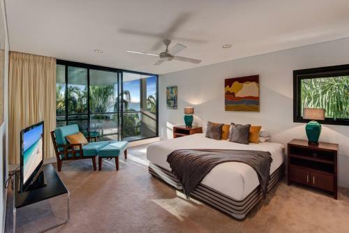 Waves 3 Luxury 3 Bedroom Endless Ocean Views Central Location + Buggy