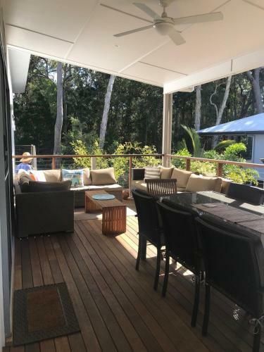 15 Esprit Drive - Rainbow Shores, Gorgeous, Modern Beach House