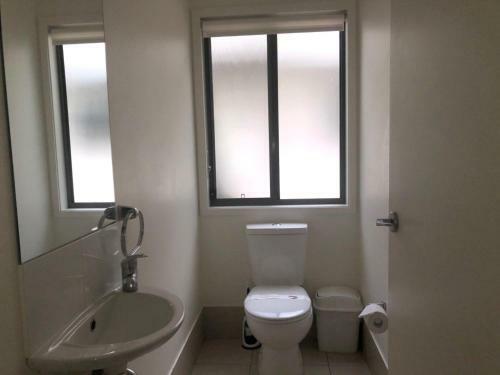 Bluewater 36 - Rainbow Shores - Walk To Beach, Pool, Aircon