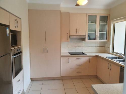 Unit 2,15 Carlo Road- Rainbow Beach - Pool, Air Conditioning, Sleeps 6