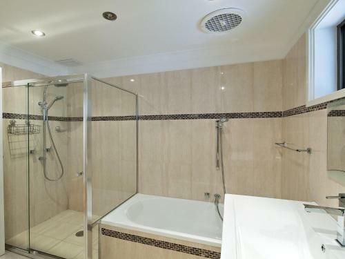 Beach House' 8 Mistral Close - Large House With Aircon