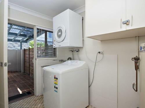 Beach House' 8 Mistral Close - Large House With Aircon