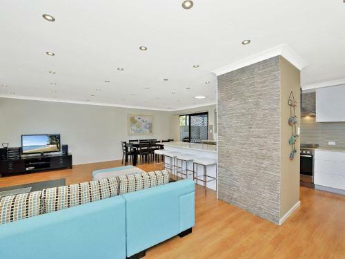 Beach House' 8 Mistral Close - Large House With Aircon
