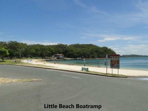 Beach House' 8 Mistral Close - Large House With Aircon