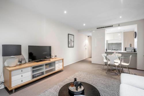 Beautiful Modern Lake View Apartment