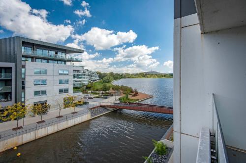 Beautiful Modern Lake View Apartment