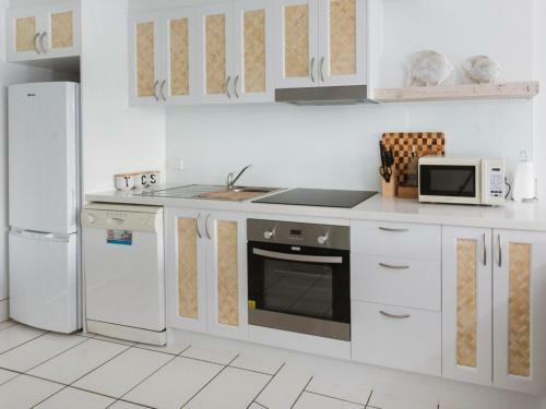 White Waves 5 - Absolute Beachfront In Hastings Point