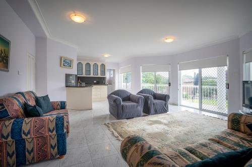 Large 4- Bedroom Home//moments From The Beach