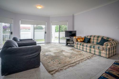 Large 4- Bedroom Home//moments From The Beach