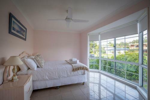 Large 4- Bedroom Home//moments From The Beach
