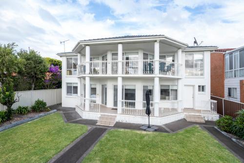 Large 4- Bedroom Home//moments From The Beach