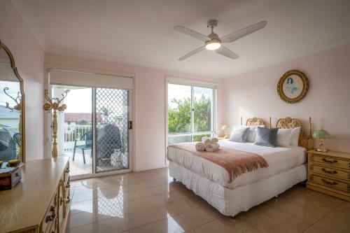 Large 4- Bedroom Home//moments From The Beach