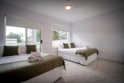 Large 4- Bedroom Home//moments From The Beach