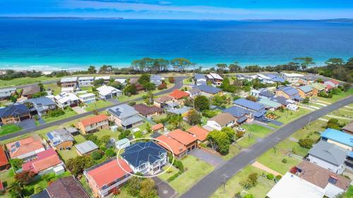 Large 4- Bedroom Home//moments From The Beach