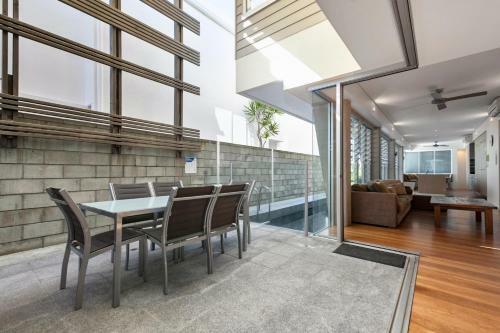 Contemporary & Central, Sunshine Beach