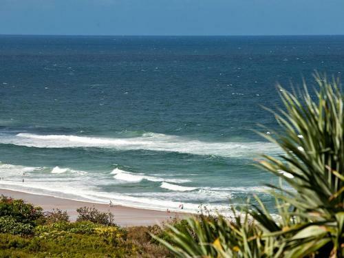 Spacious With Surf Views, Sunshine Beach