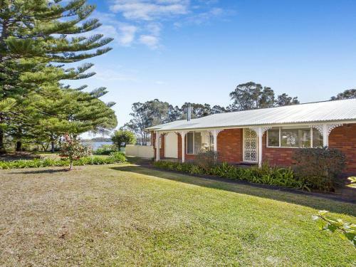Braeside - Waterfront, Fireplace