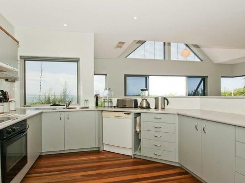 Villa Mer - Stylish Waterfront Accommodation