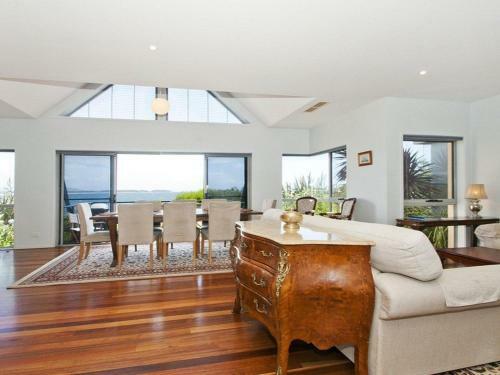 Villa Mer - Stylish Waterfront Accommodation
