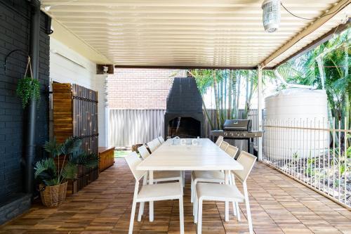 Quiet 4-bedroom House // Private Pool & Fireplace