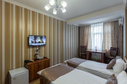 Happy Hotel